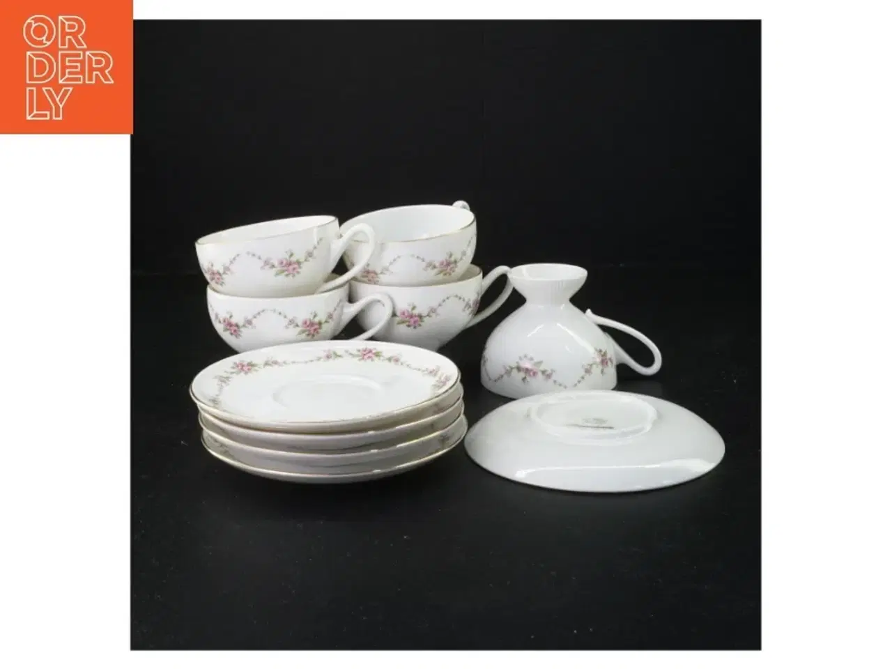 Billede 1 - Porcelænskaffestel med blomstermotiv fra Benedikte (str. Diameter 13 cm og 7 x 10 cm)