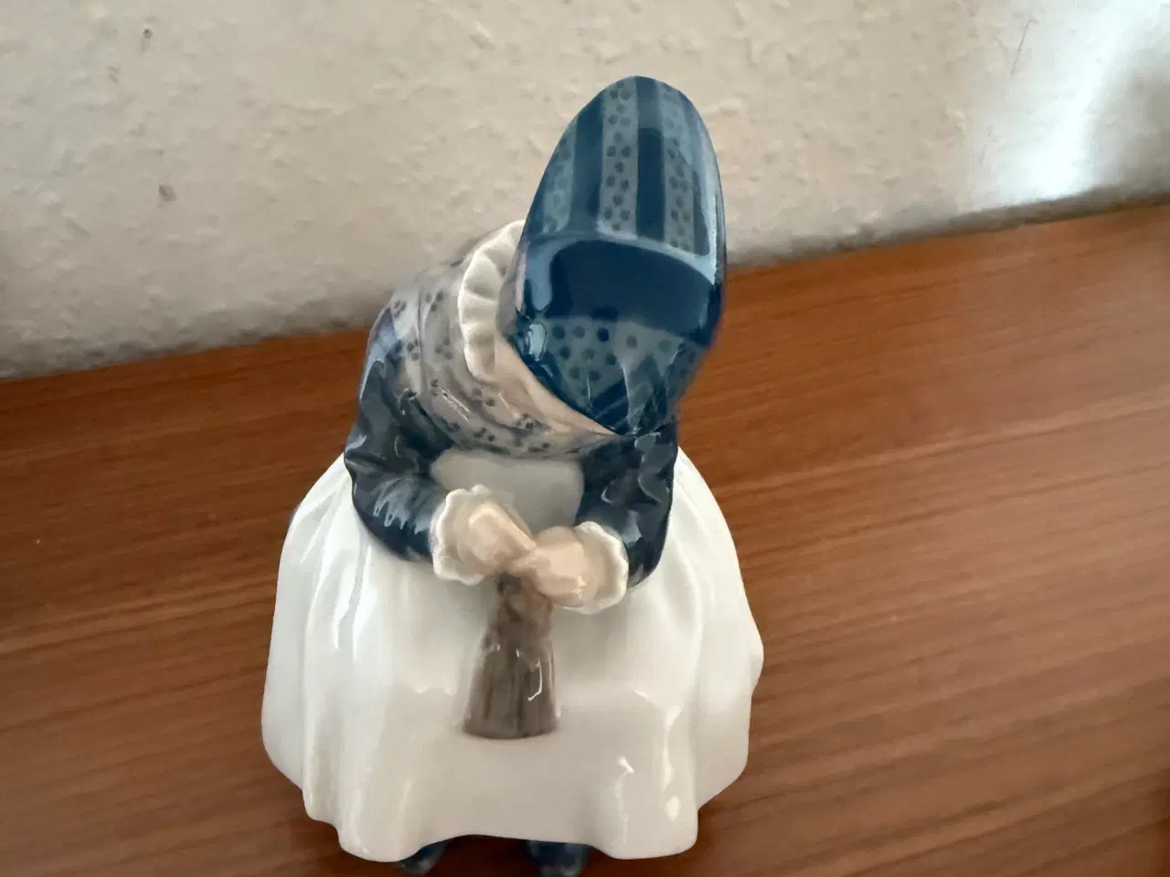 Billede 1 - Amagerpigen, kongelig porcelænsfigur nr. 1314