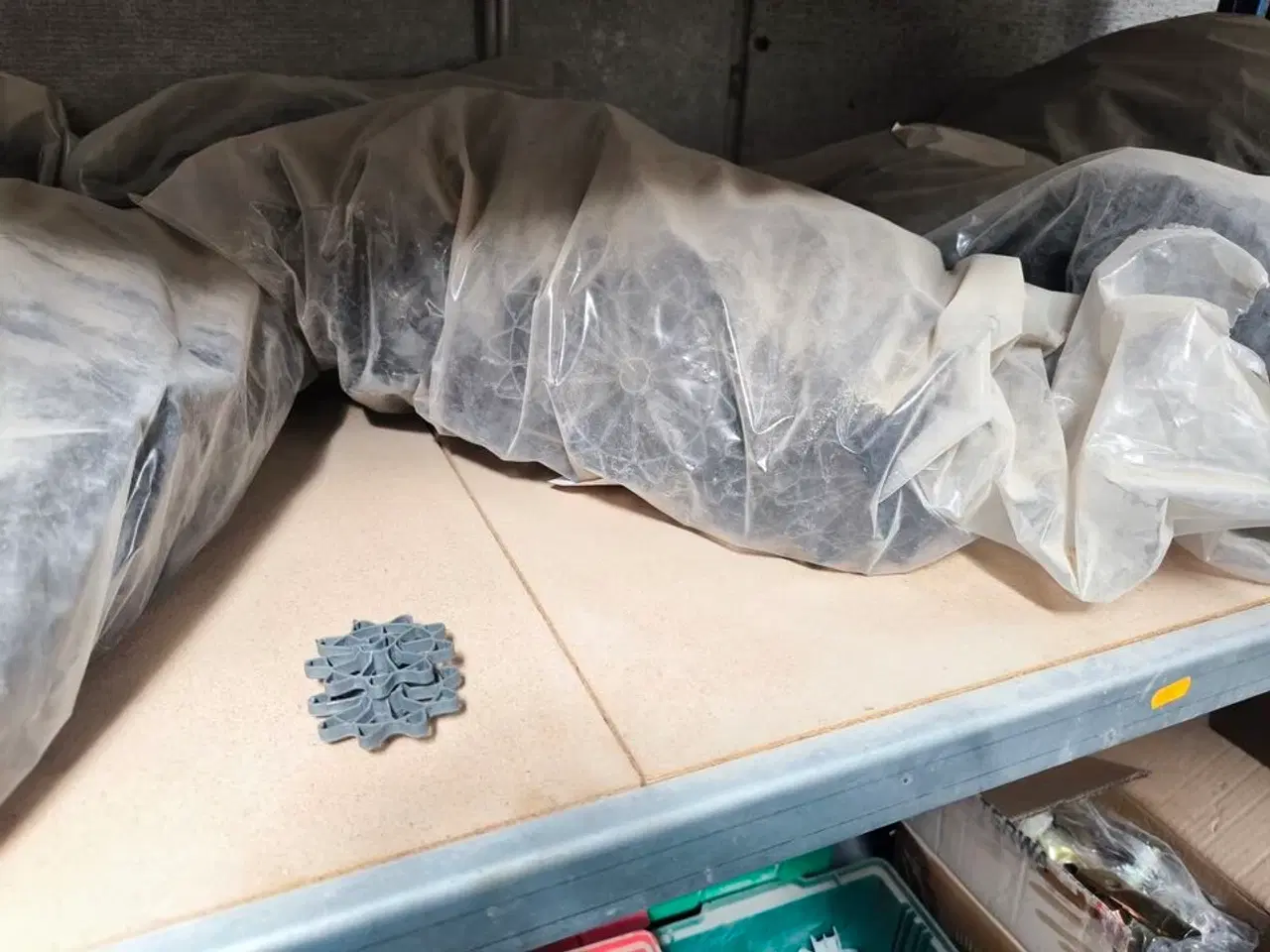 Billede 3 - Indhold på reoler