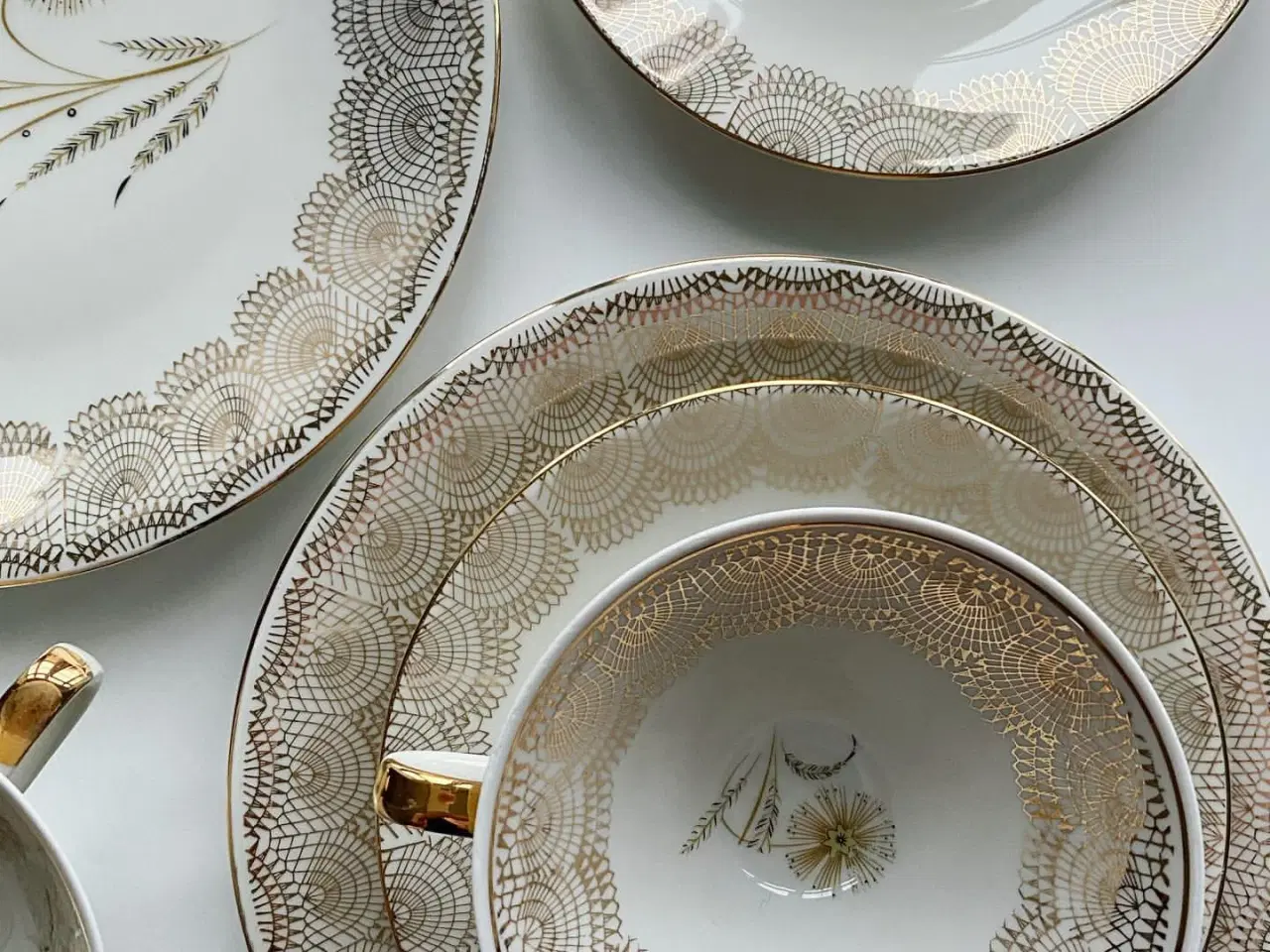 Billede 9 - Triosæt, stor kop m underkop og kagetallerken, gylden med blomst, pr sæt