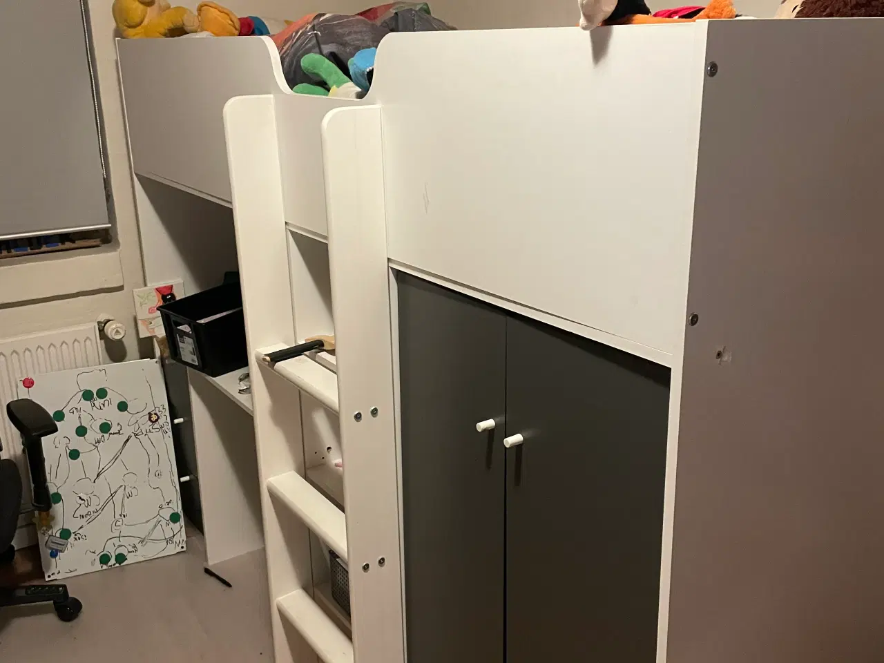 Billede 1 - Halvhøj seng med skrivebord, skab samt hule