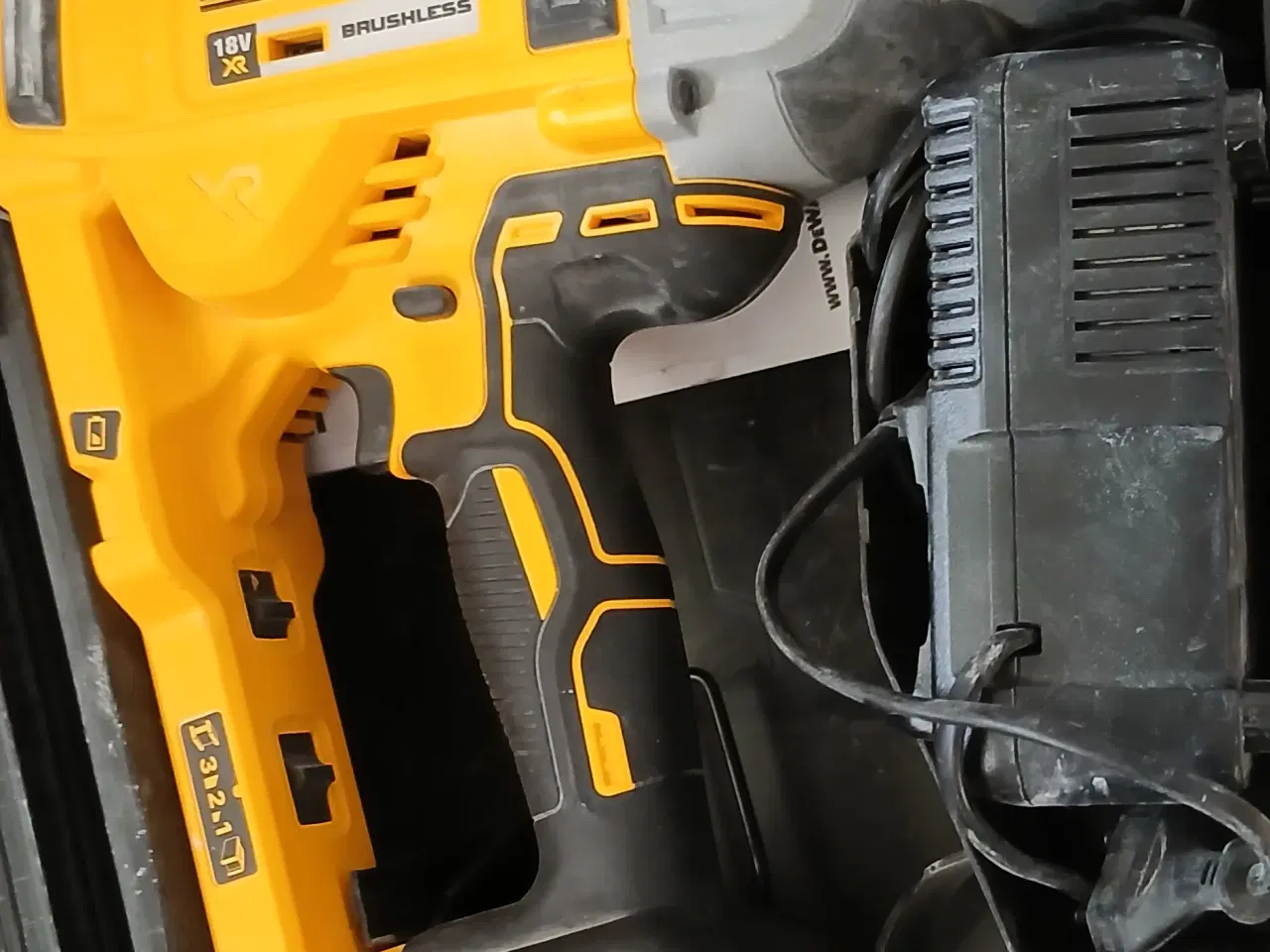 Billede 4 - Dewalt xr sømpistol med søm, 2stk batteri od lader