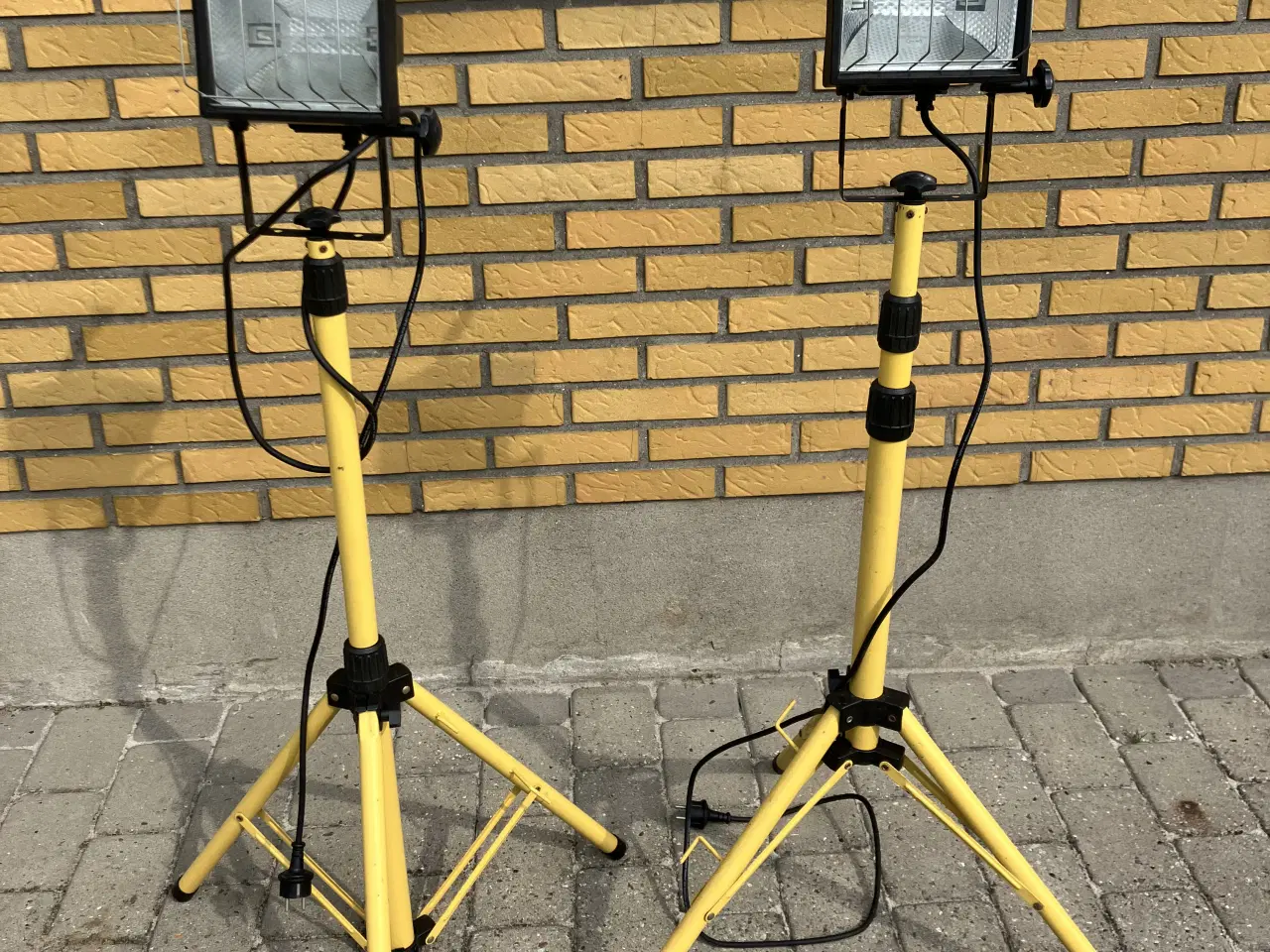 Billede 1 - arbejdslamper på justerbare ben. 