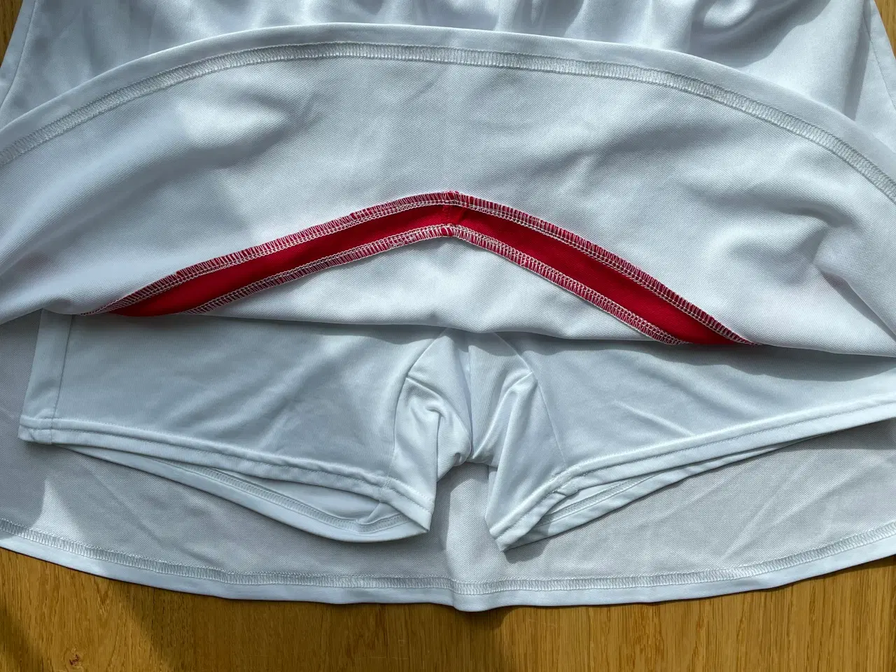 Billede 3 - Yonex nederdel hvid