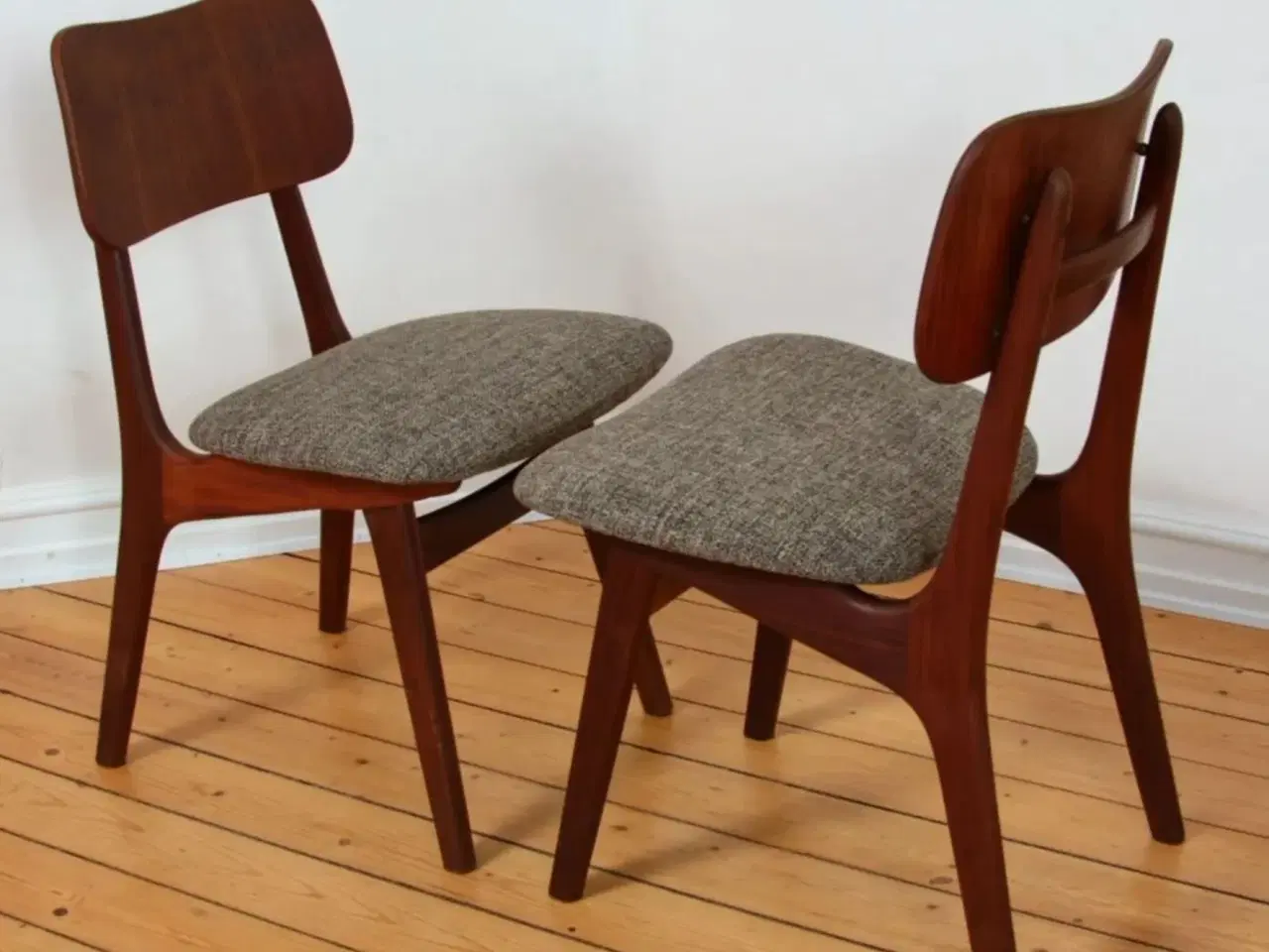 Billede 1 - Til salg er der to vintage stole fra Arne Olsen!