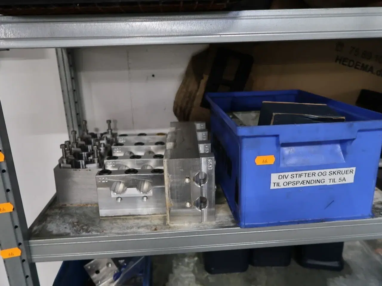 Billede 3 - Reol med div. Specialværktøj