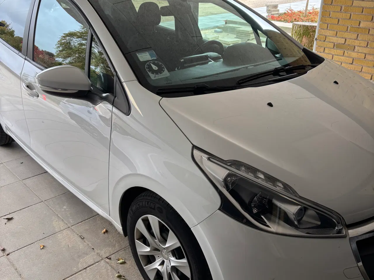 Billede 1 - Pæn og velkørende Peugeot 208 fra 2018