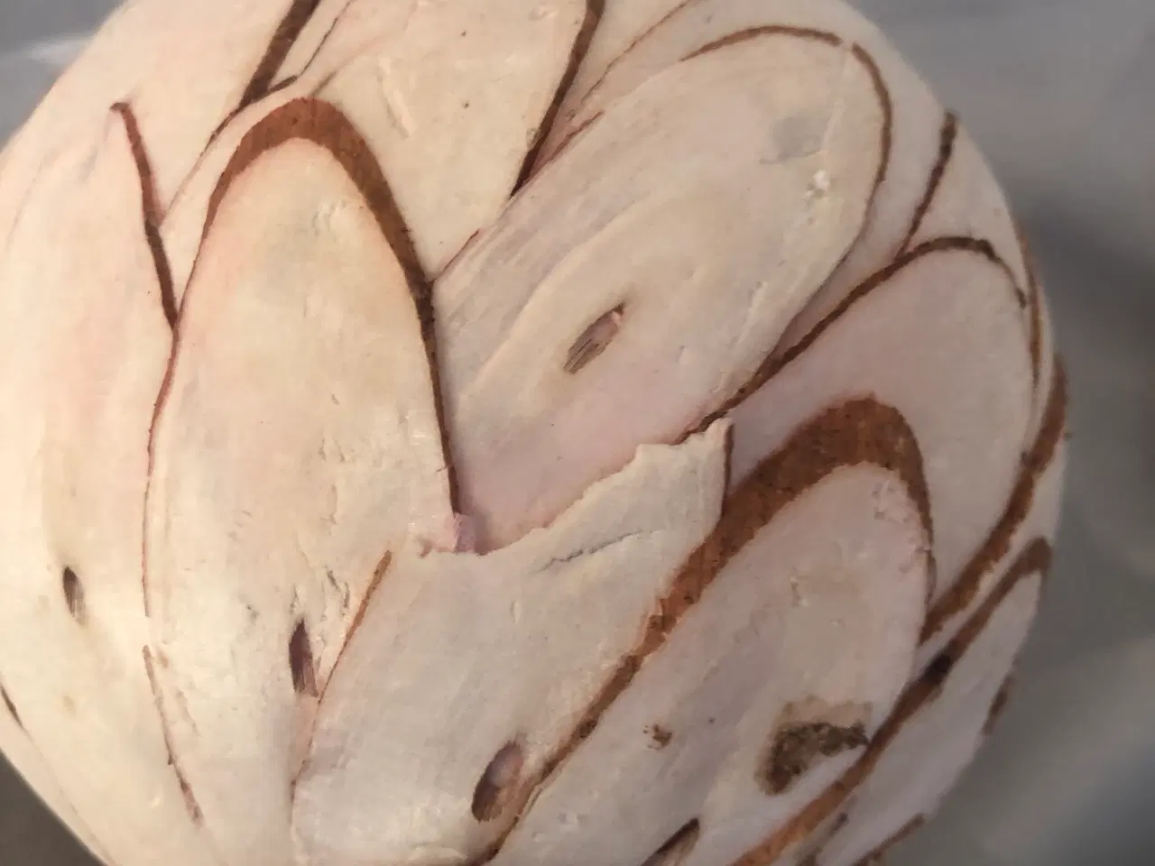 Billede 16 - 2 deco kugler med blade og et bundt med små pinde