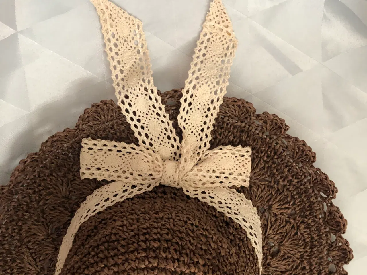 Billede 7 - Sommerhat i brun og med beige kantbånd 