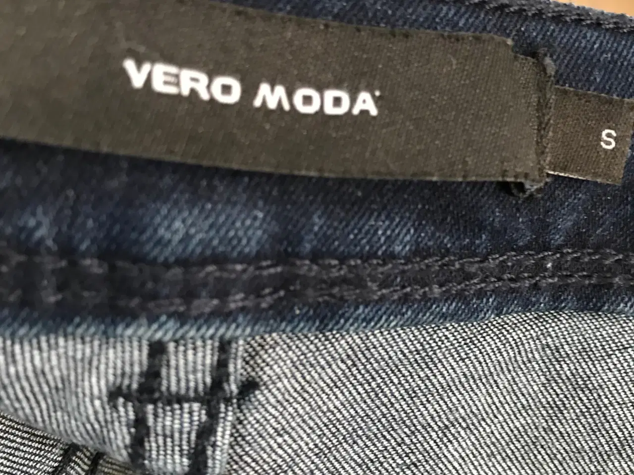Billede 3 - Mørkeblå Vero Moda demin shorts strl s
