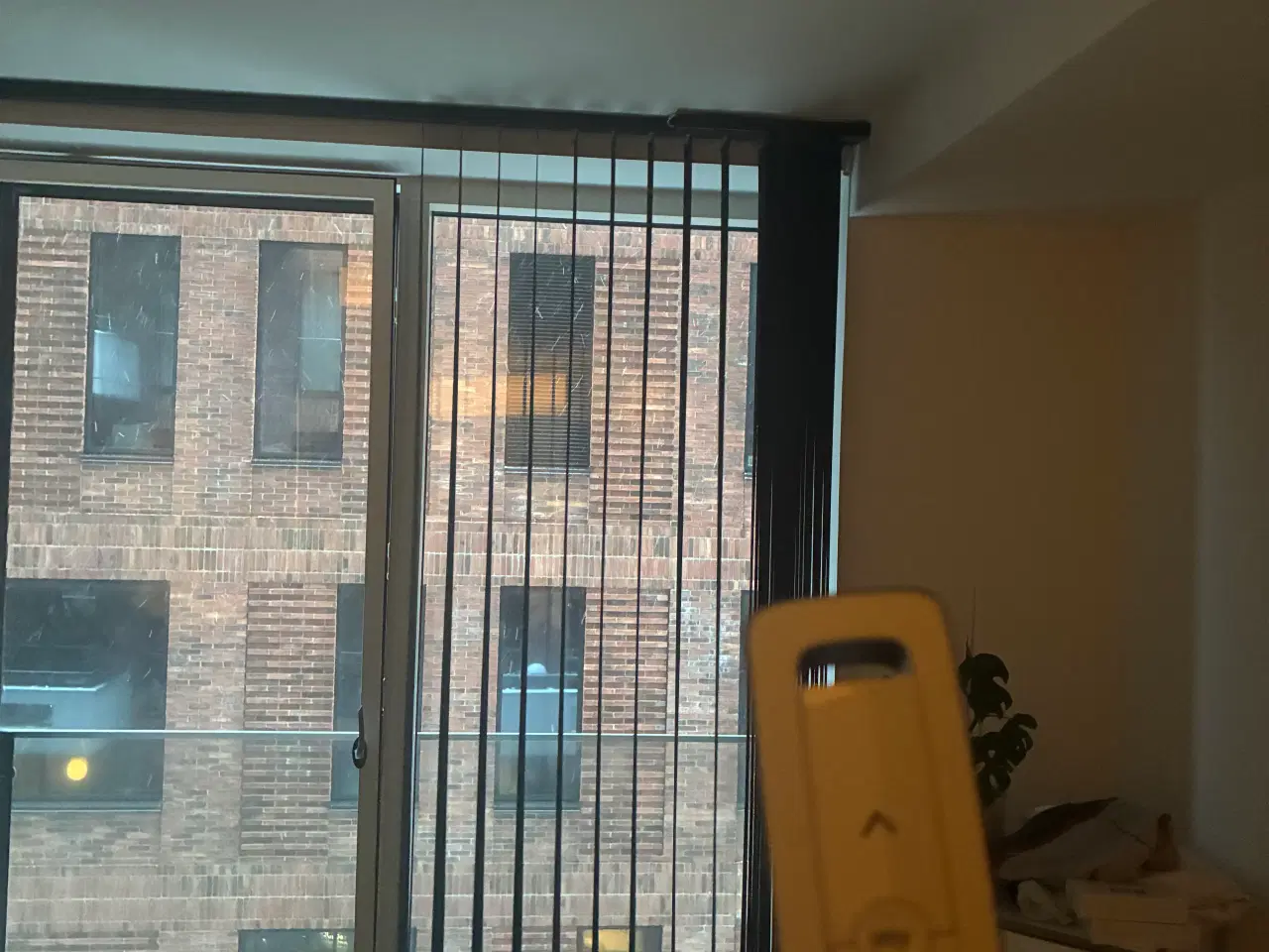 Billede 4 - To sorte Faber lamelgardiner med fjernbetjening 