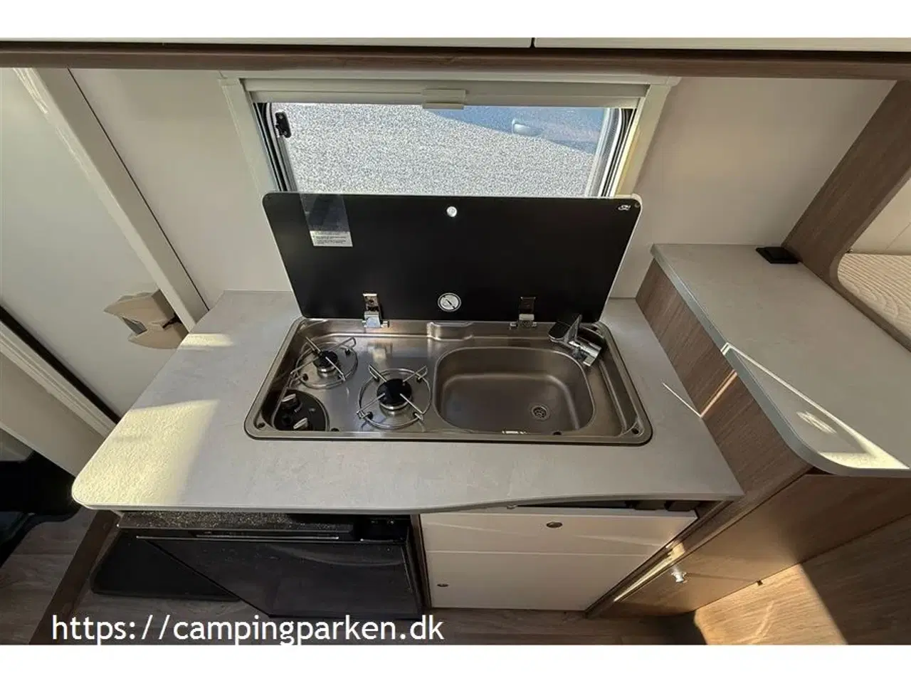 Billede 7 - 2024 - Carado V337 Pro   Carados populære smalle Van med enkeltsenge og kun 664 cm lang