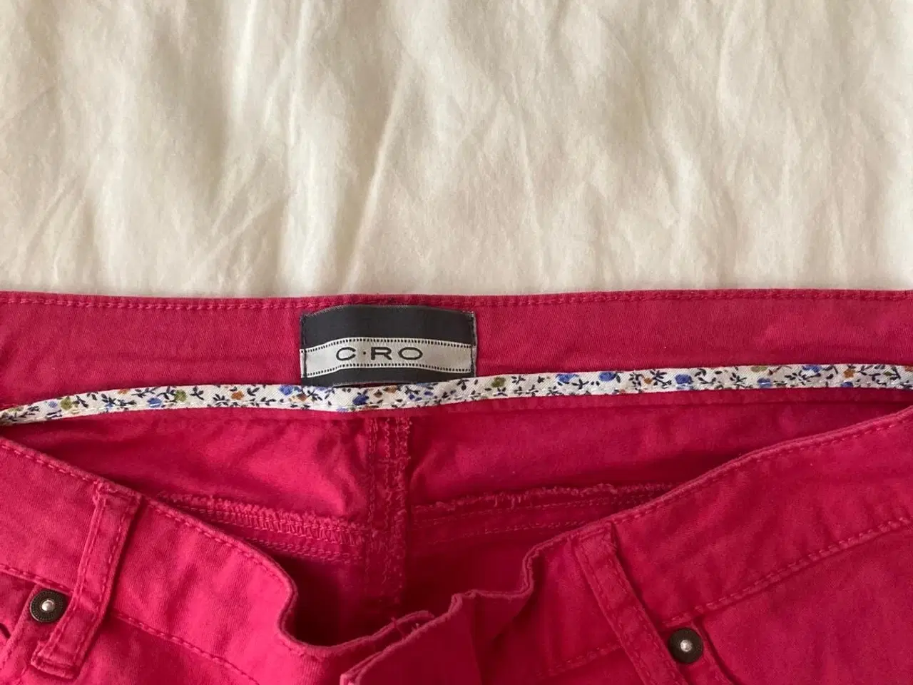 Billede 7 - Ceride-røde Capri-shorts (3/4 lange) str 46
