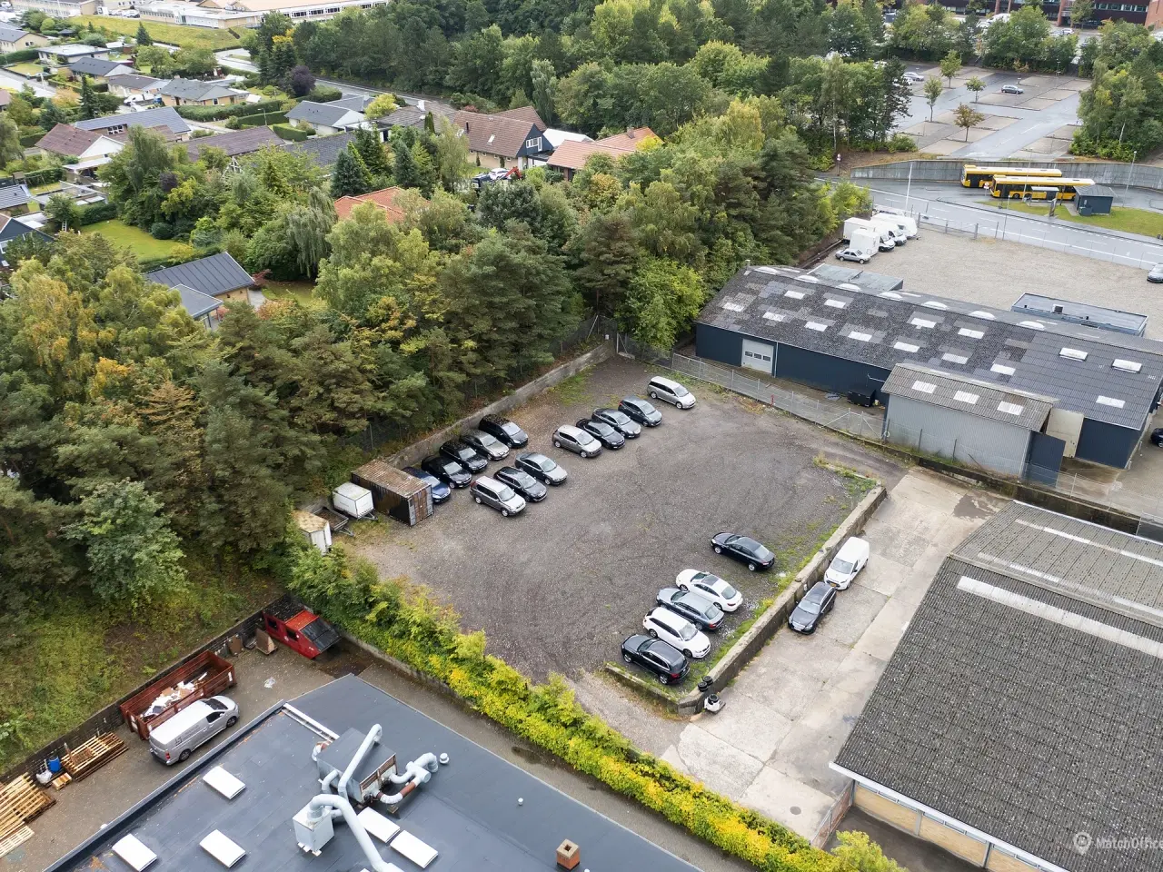 Billede 3 - Indhegnet og oplyst udeareal på bynær placering