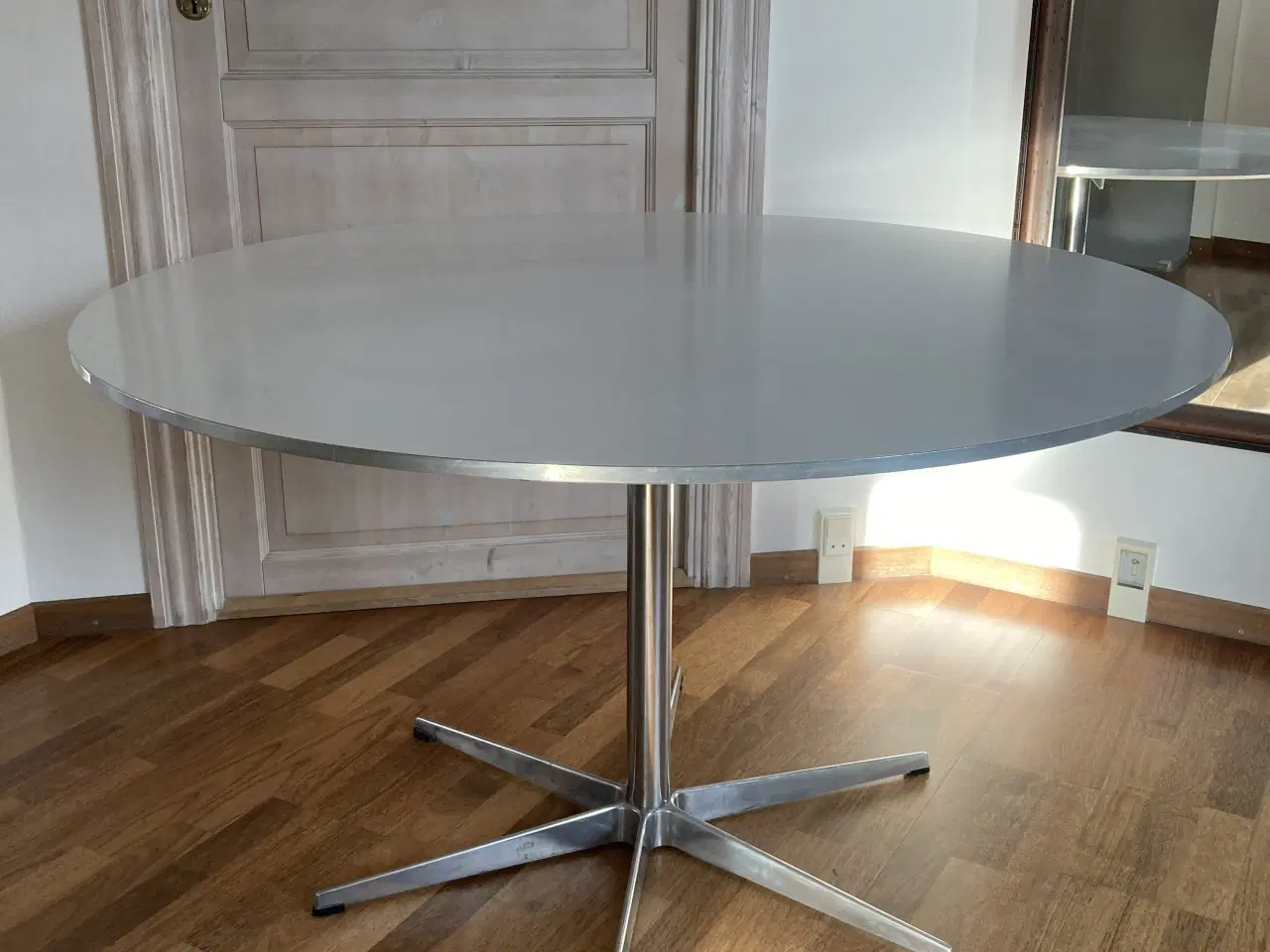 Billede 1 - Fritz Hansen Spisebord Ø120 cm. - NEDSAT