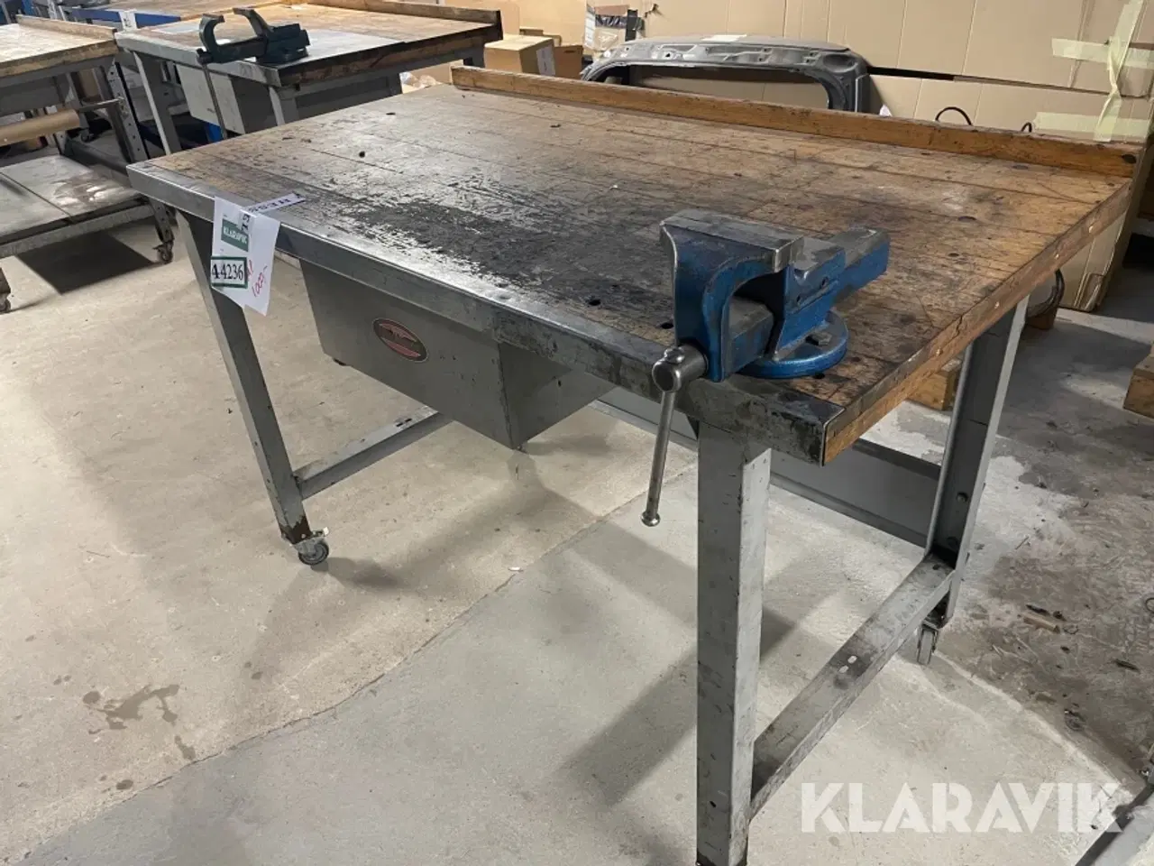 Billede 7 - Arbejdsbord på hjul med skruestik