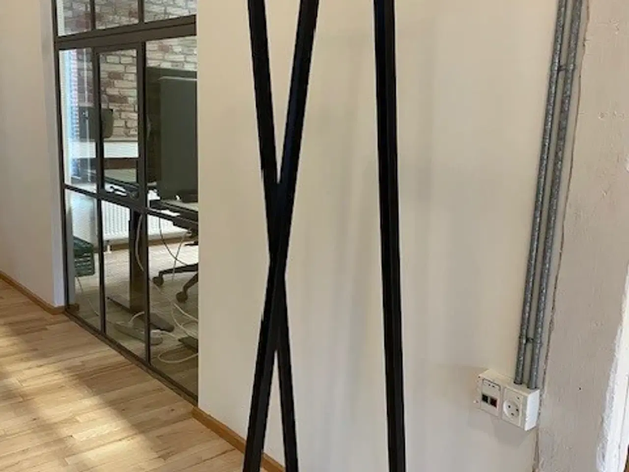 Billede 1 - HAY - Loop Stand Hall Garderobestativ - Sort stå