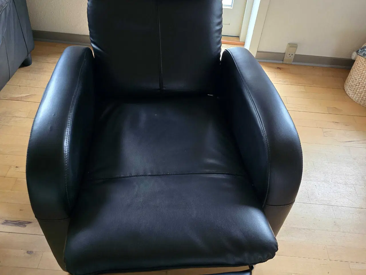 Billede 4 - Meget velholdt sort Lænestol m/fodskammel 