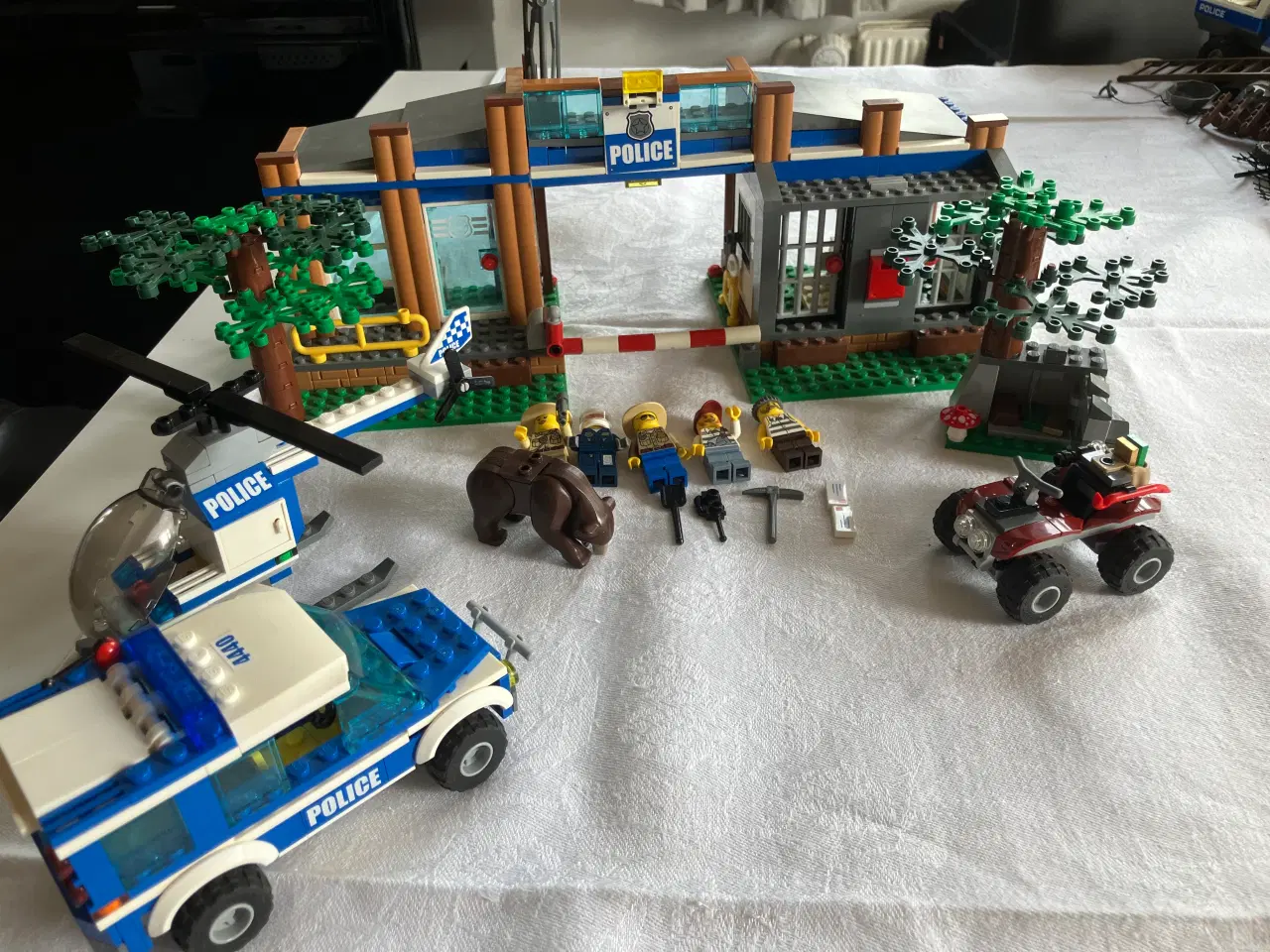 Billede 2 - Lego City - Skovbetjentenes politistation – 4440
