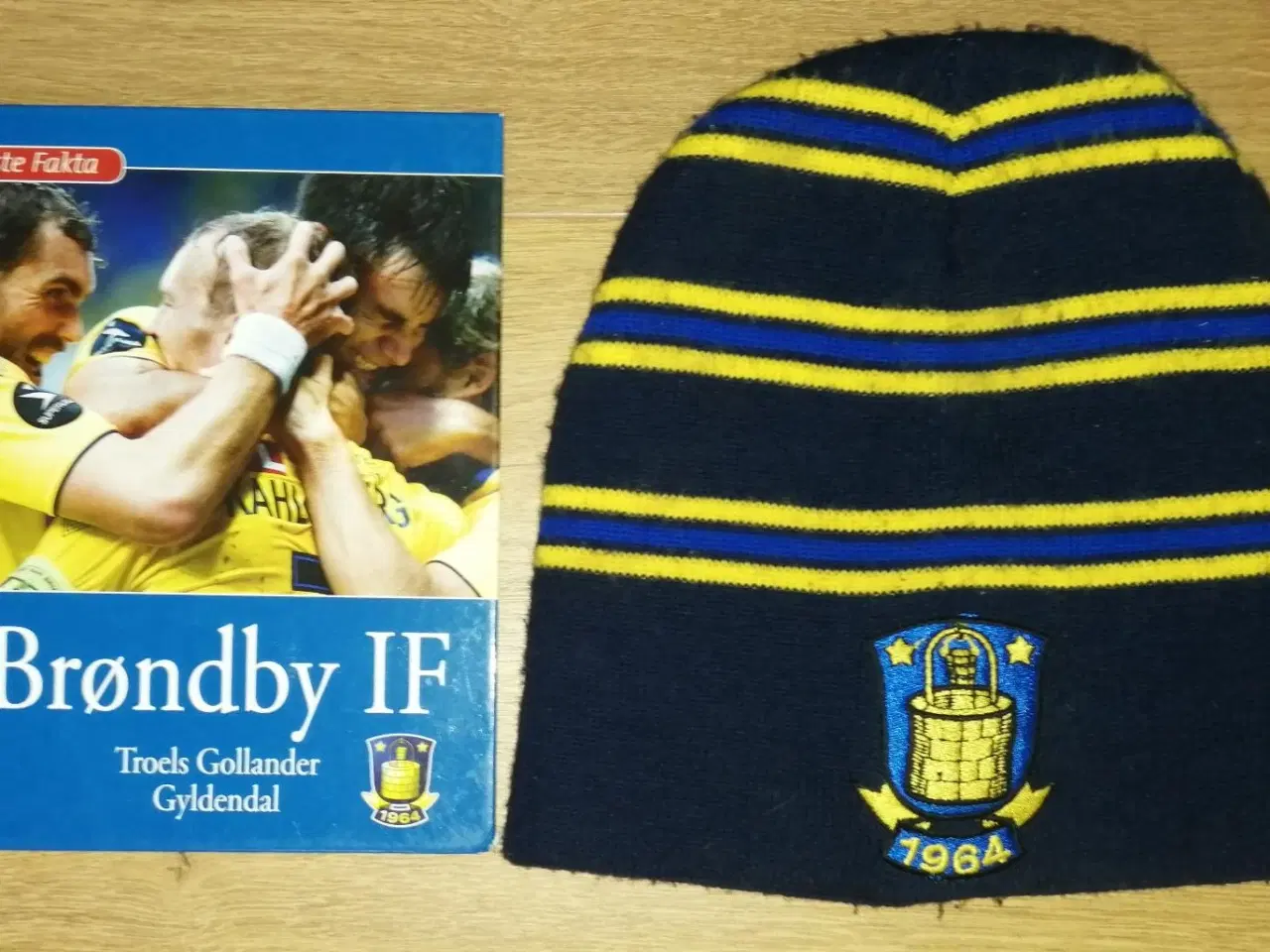 Billede 1 - BRØNDBY IF HUE(10-14 ÅR) OG LILLE RETRO BOG