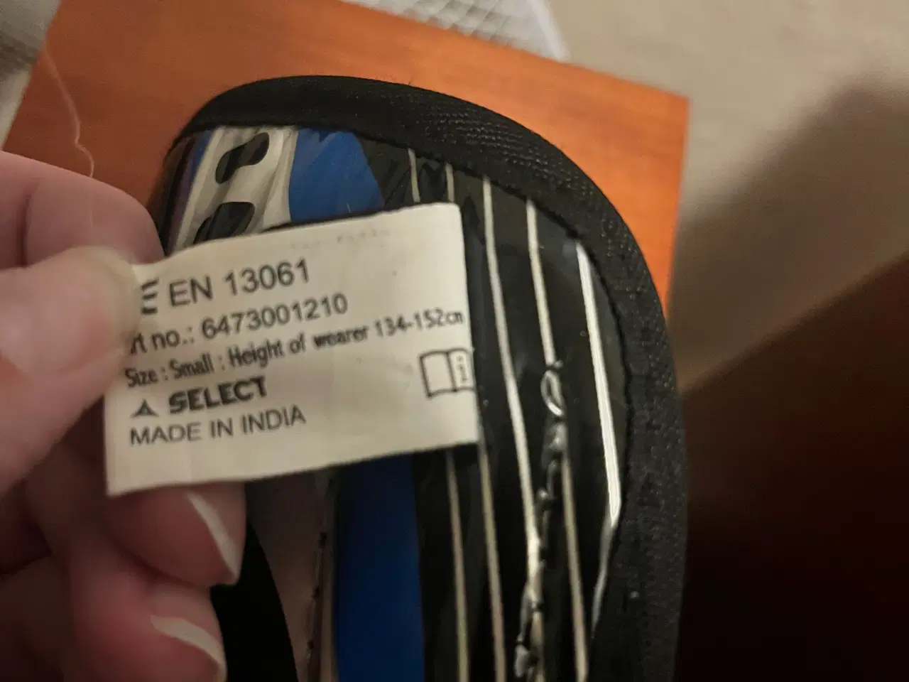 Billede 7 - Benskinner fra Selected. 