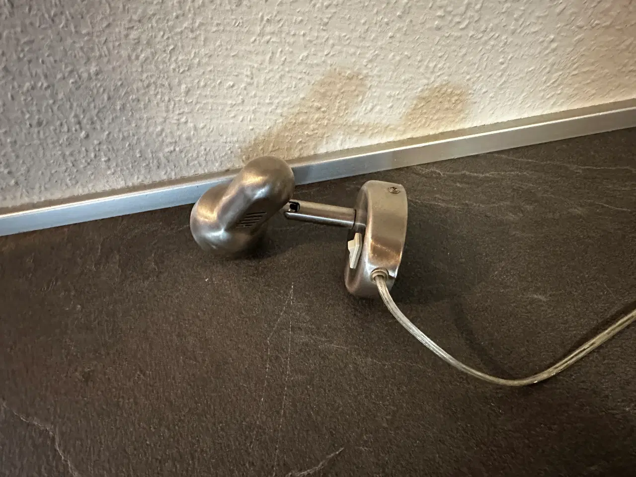 Billede 3 - Fin lille væglampe i sølvgrå