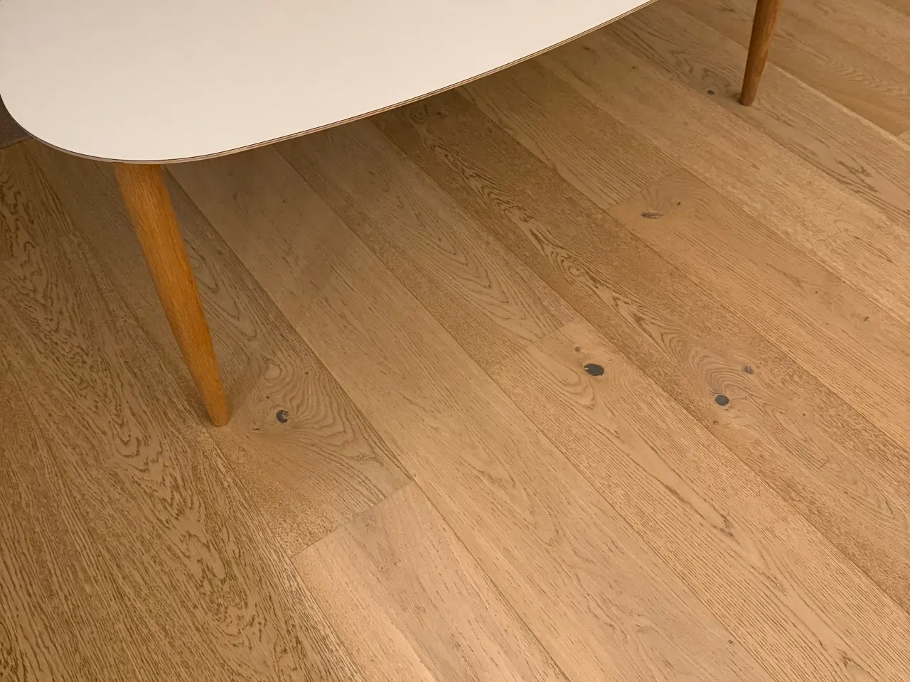 Billede 3 - Sofabord med hvid plade og træben