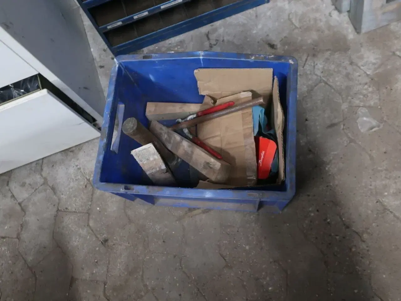 Billede 2 - Sortimentsreol med indhold