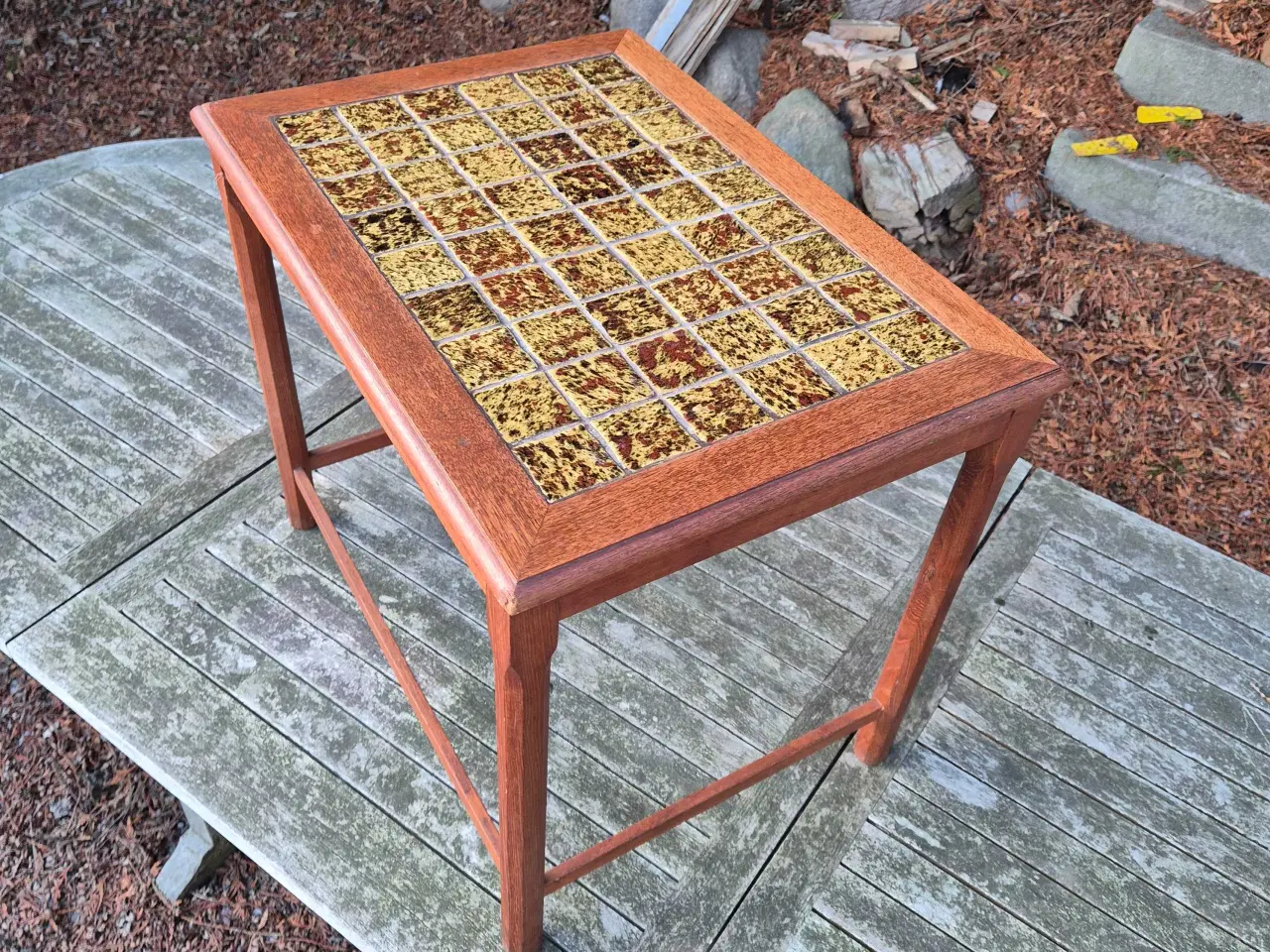 Billede 3 - Sidebord i teak med fine sandfarvede kakler