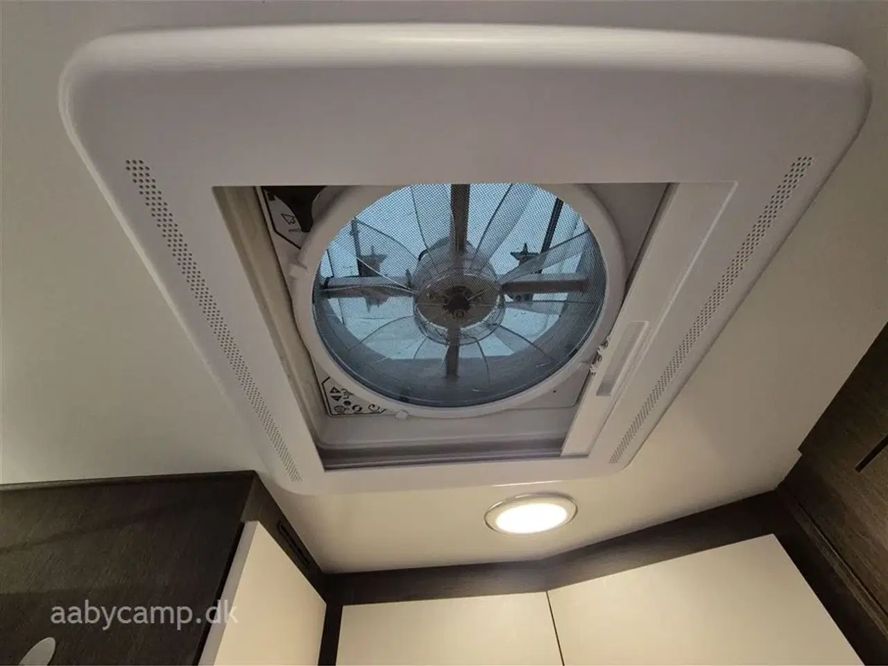 Billede 20 - 2020 - Benimar Tessoro 483   Nk pakke. Automatgear. solceller. Lithium batteri. inverter. maxxfan. Duo control. Markise. helårsdæk. undervognsbehandlet