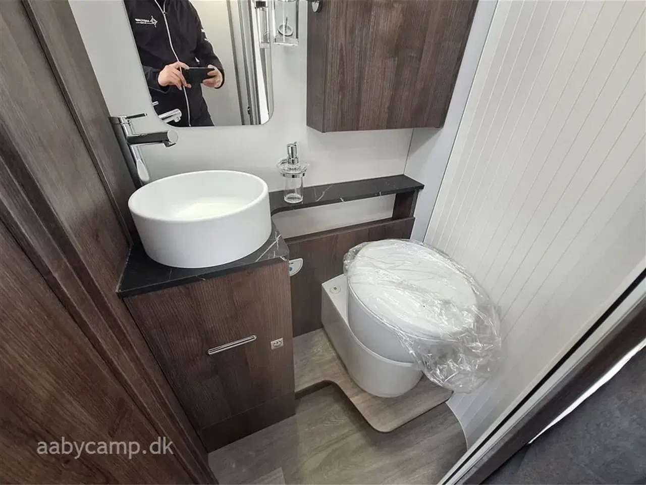 Billede 19 - 2025 - Benimar Tessoro 463 UP   Solcelle. markise. tv. 5 selepladser. batteri. helårsdæk. p-sensor for og bag. Bakkamera.