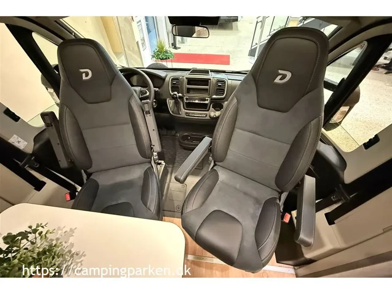 Billede 5 - 2025 - Dethleffs   Superflot Jubilæumsmodel. Ægte læder og alcantara, automatgear, lave enkeltsenge, 6,71 m lang