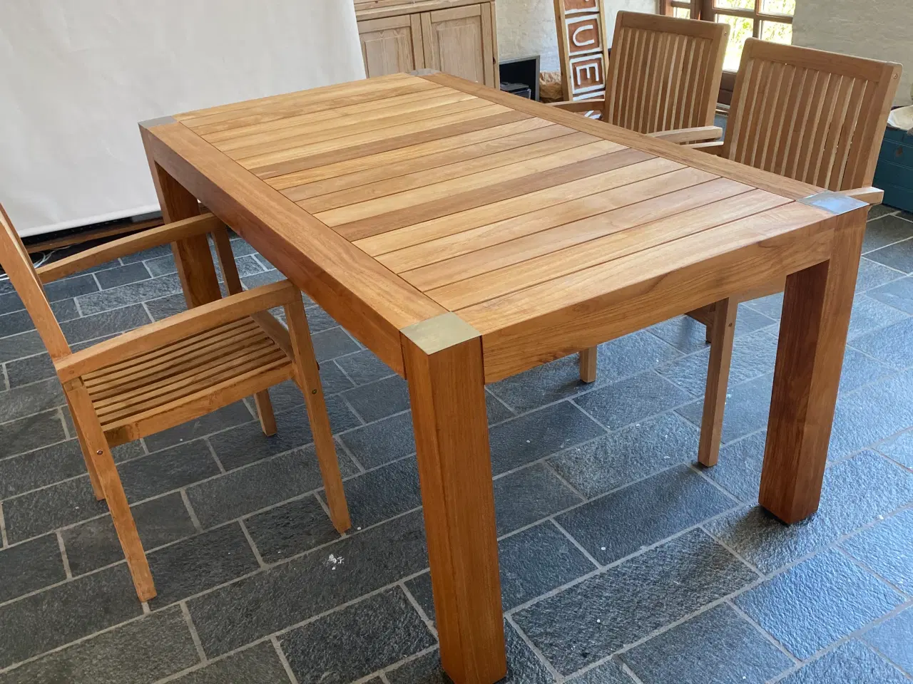 Billede 1 - Gedigent Havebord massiv Teaktræ