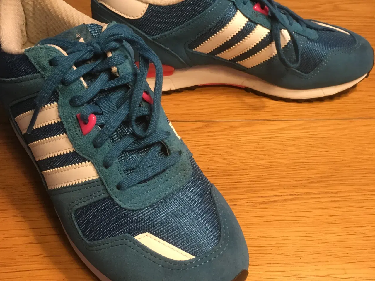 Billede 1 - Adidas sko i fed blå farve - som nye