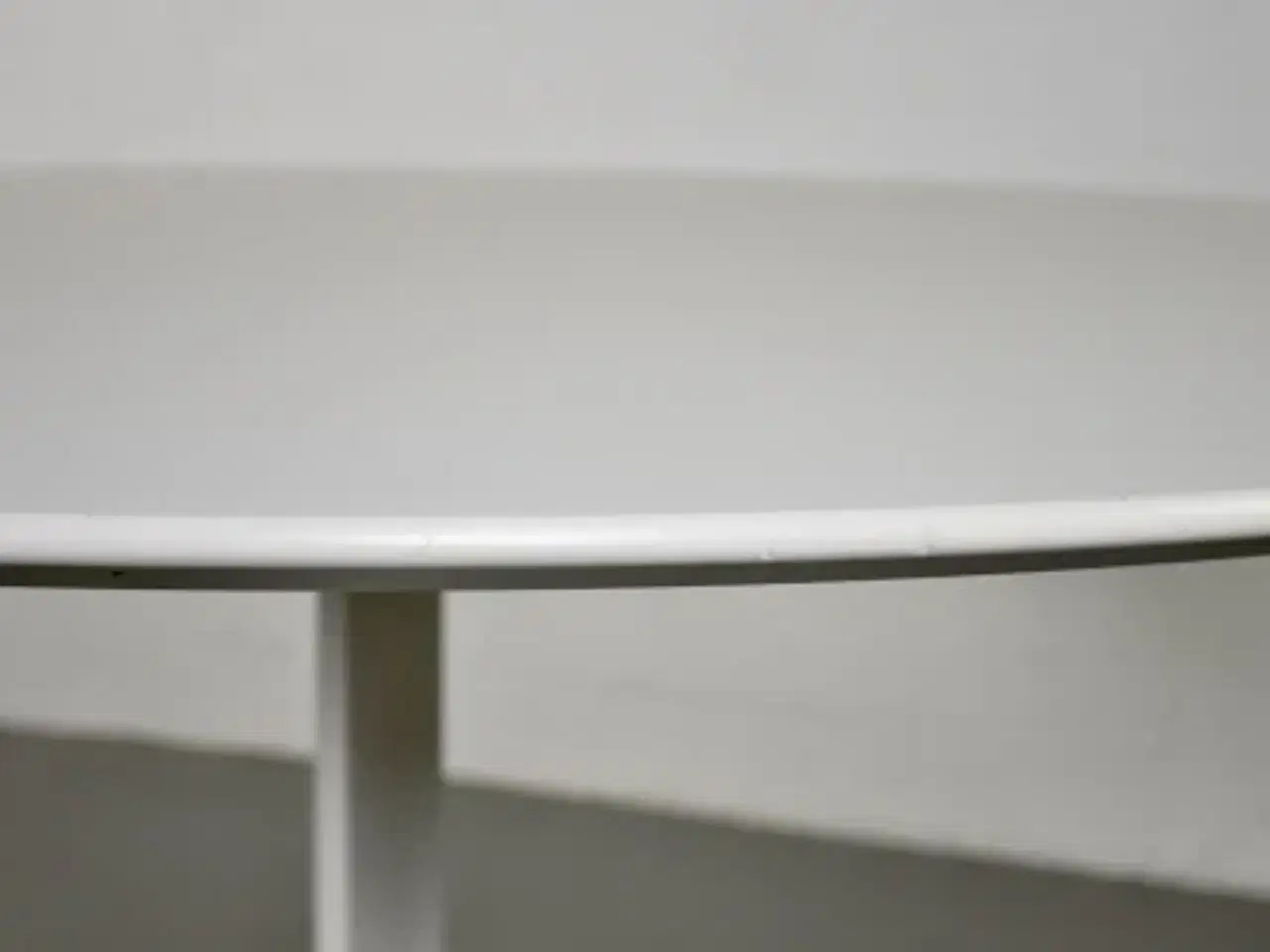 Billede 9 - Rundt montana mødebord med hvid plade og hvidt stel