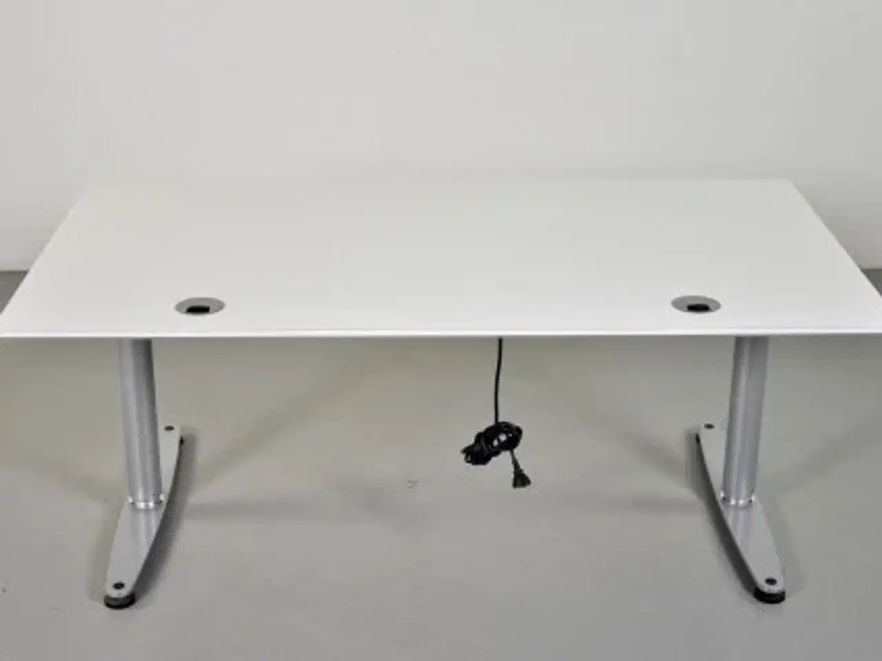 Billede 3 - Hæve-/sænkebord med ny hvid plade og alugråt stel, 160 cm.