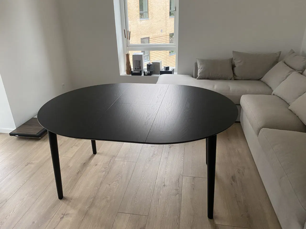 Billede 1 - Rundt spisebord med tillægsplader 