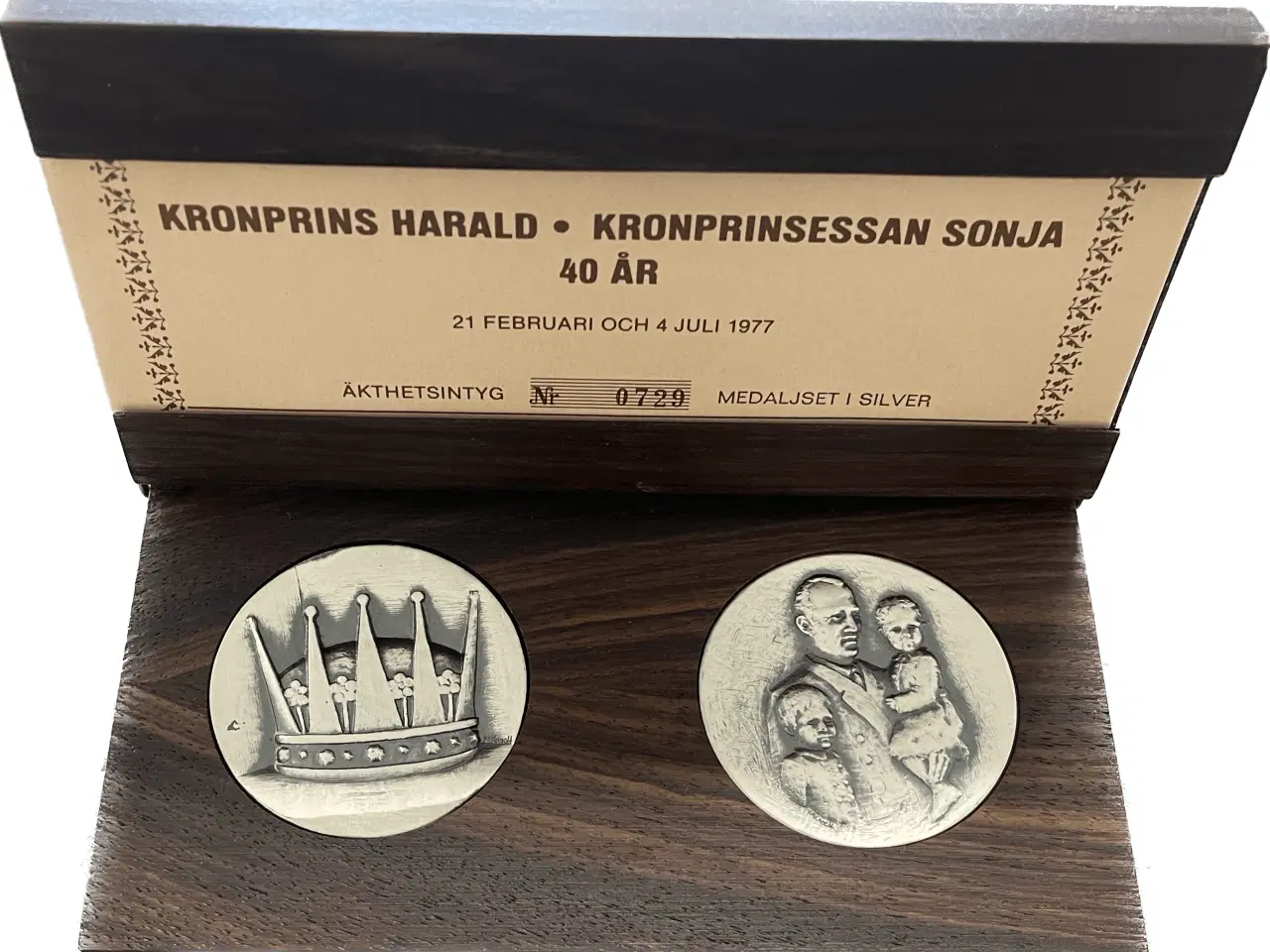 Billede 1 - Smukt Medalje sæt- Kronprins Harald og Kronprinsessan sonja 40 år
