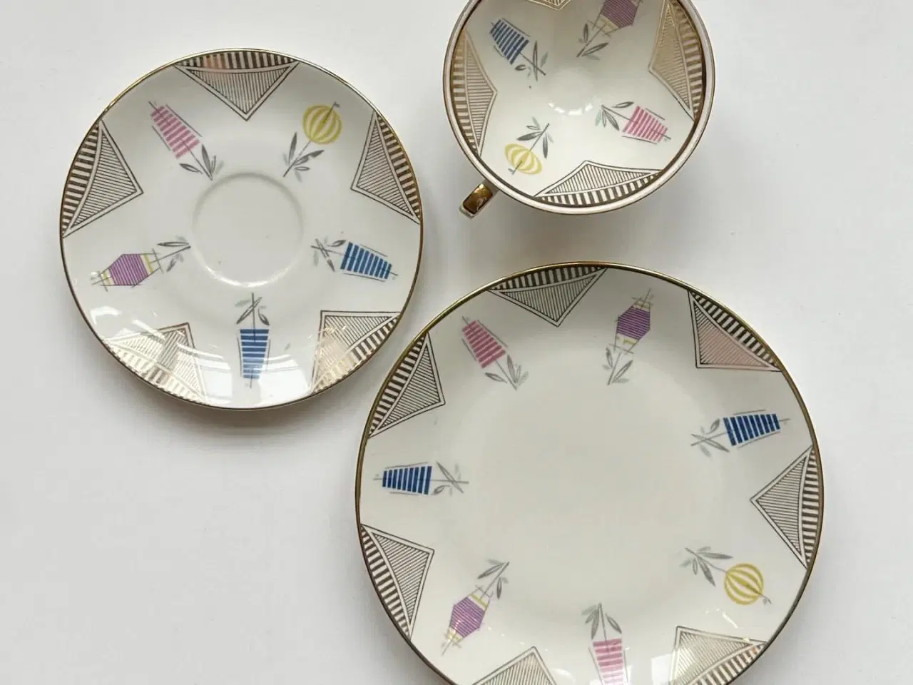 Billede 2 - Triosæt, stor kop m underkop og kagetallerken, grafiske blomster