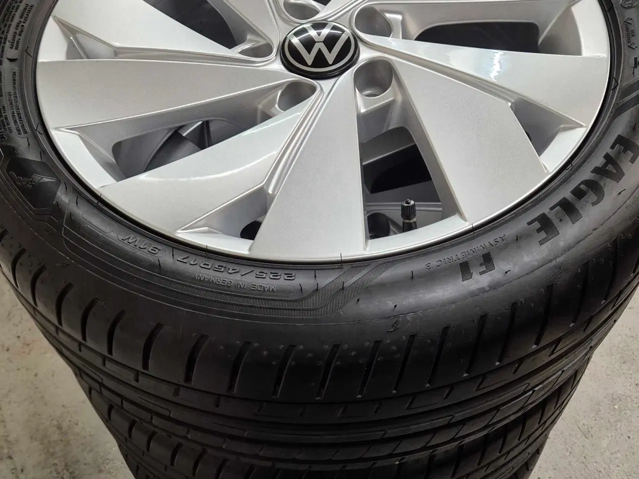 Billede 2 - VW ORIGINAL ALUFÆLGE MED NYE SOMMERDÆK 5x112