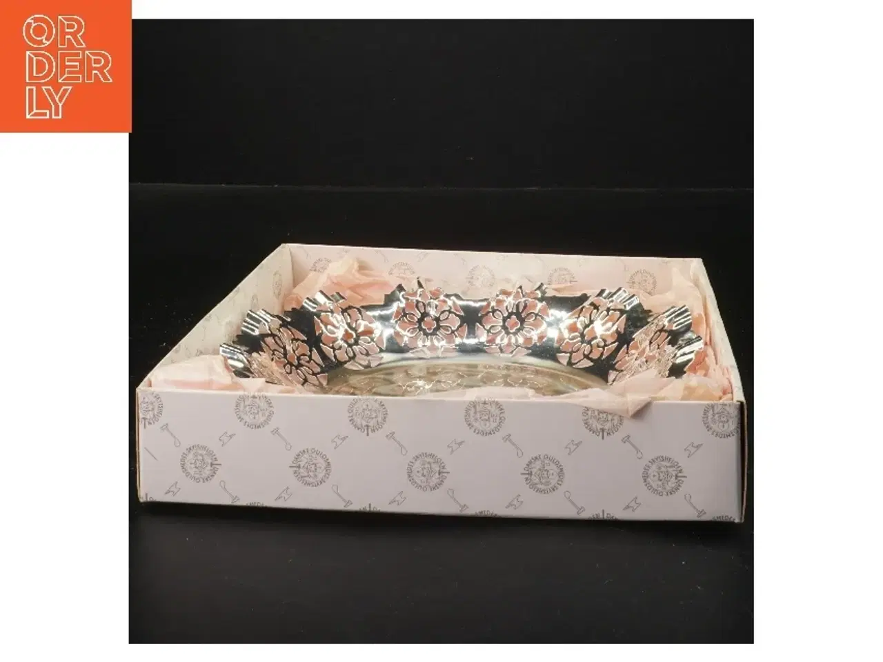 Billede 3 - Nyt Sølvfad med blomsterdesign fra Dahl Guldsmed og Solvsmed (str. Ø 20x2 cm)