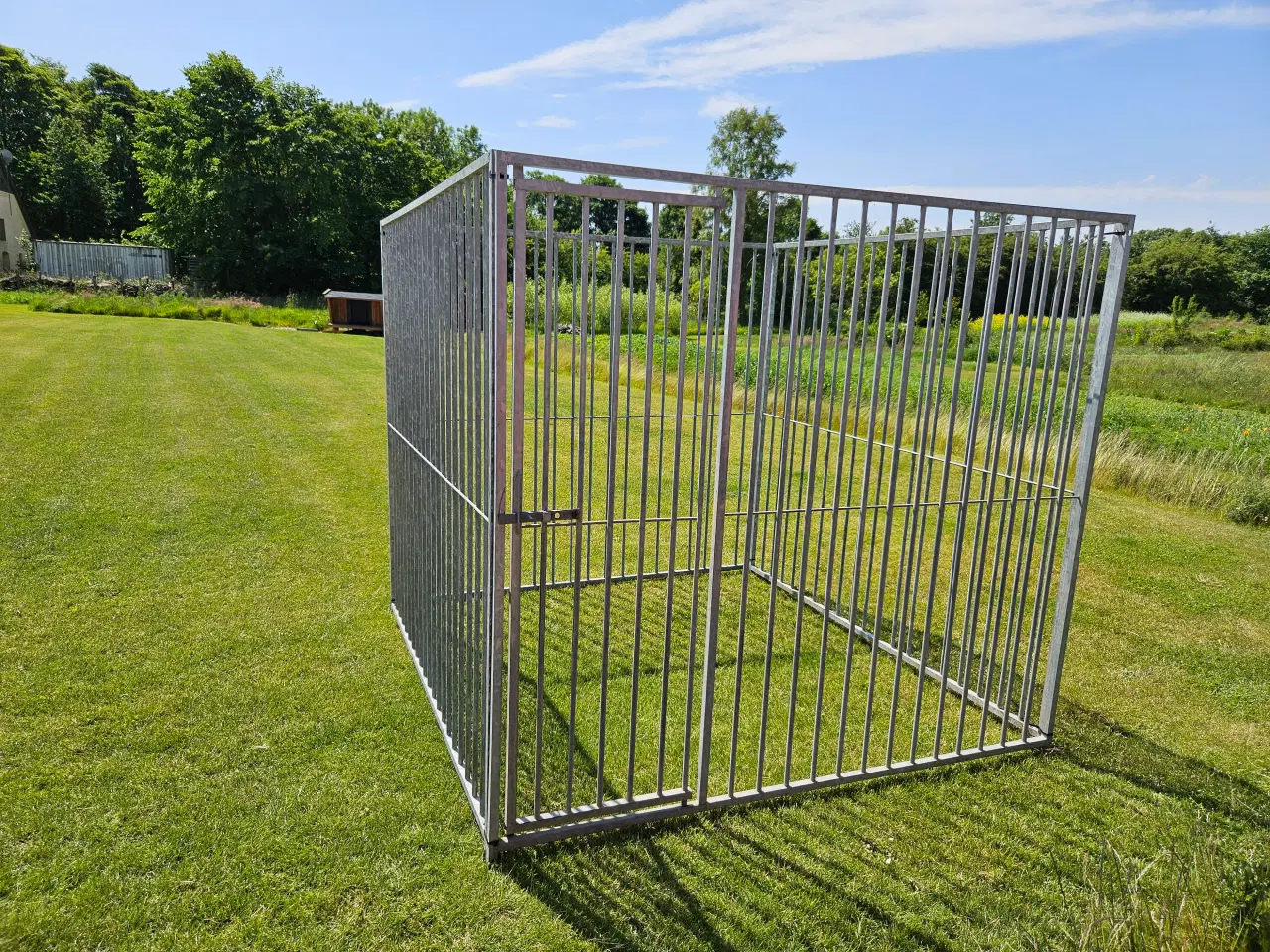Billede 1 - Hundegård med isoleret hundehus