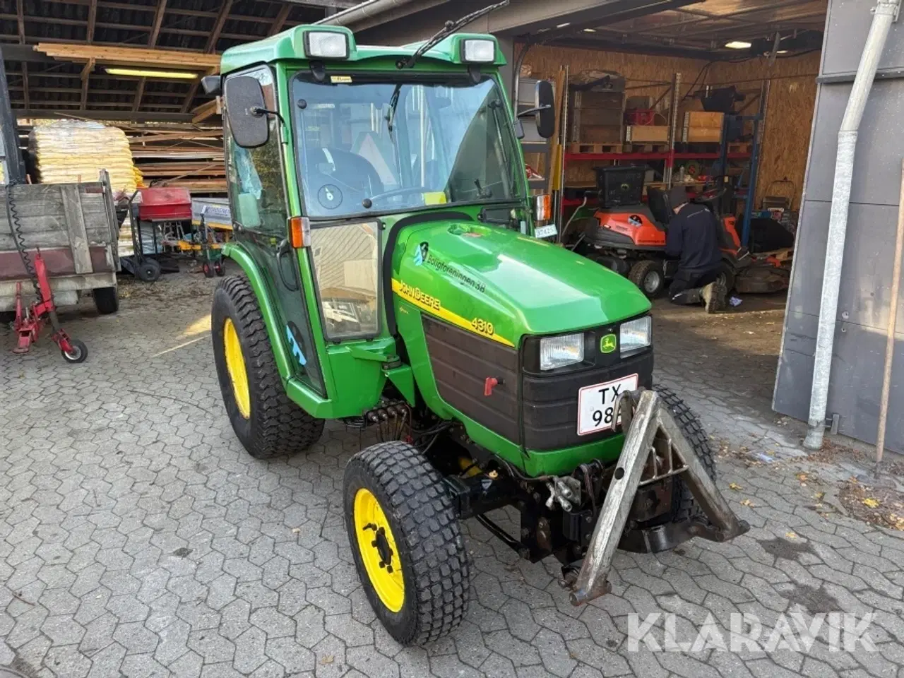 Billede 2 - Traktor John Deer 4310 med saltudlægger, kost og sneplov