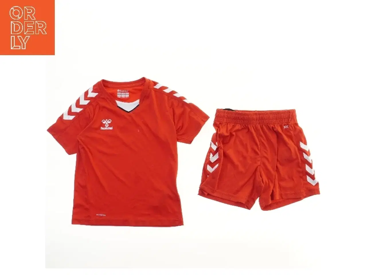 Billede 1 - Rød fodboldsæt - sportsdragt og shorts fra Hummel (str. 128)