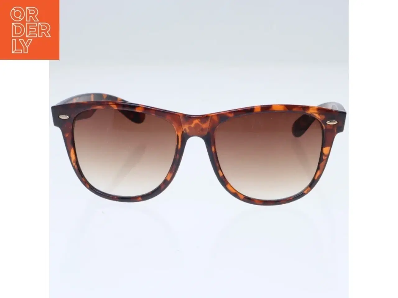 Billede 1 - Solbriller med brun tortoise stel fra Gina Tricot (str. 15 cm)