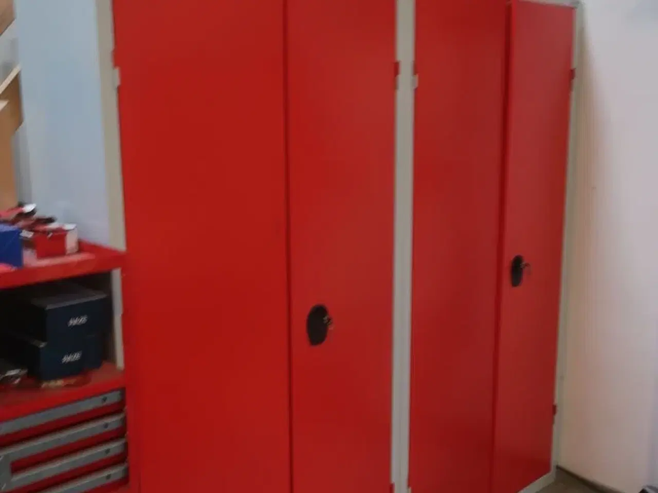 Billede 1 - 2 stk. skabe med indhold