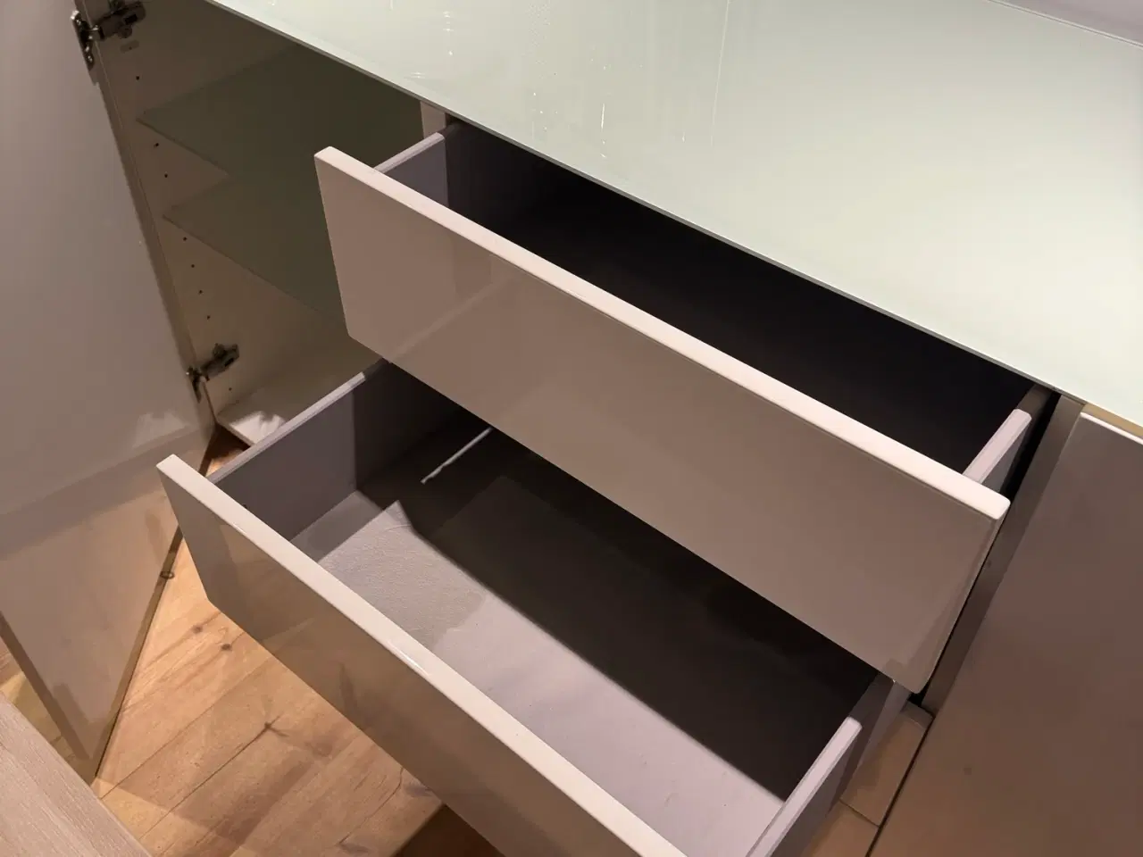 Billede 3 - Skænk, hvid højglans lakeret, med hvid glas top