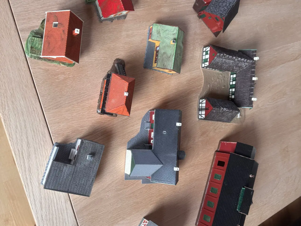 Billede 2 - Modelhuse til togbane.