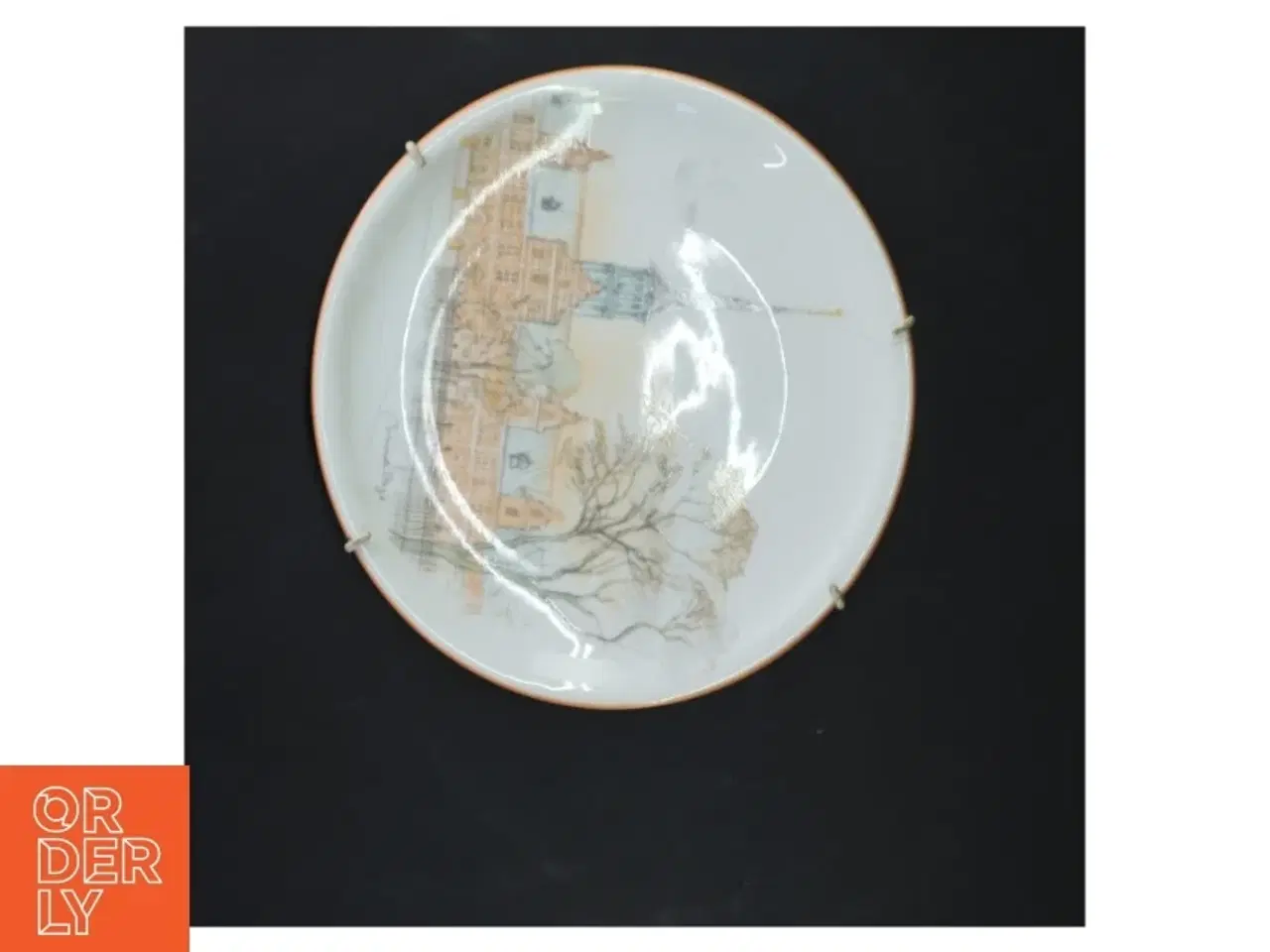 Billede 2 - Dekorativ porcelænsfad med bygningmotiv (str. Ø 21,5 cm)