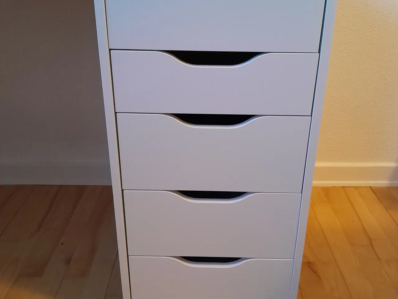 Billede 4 - Skrivebord med skuffer (LAGKAPTEN / ALEX fra IKEA)